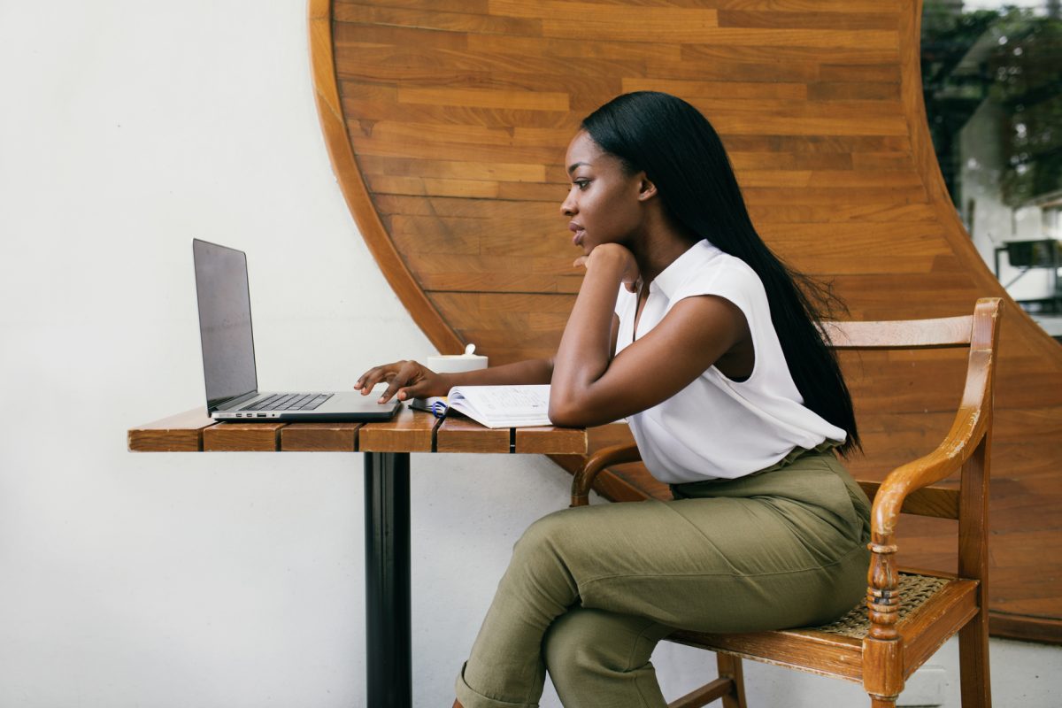 vrouw werkt op laptop in café