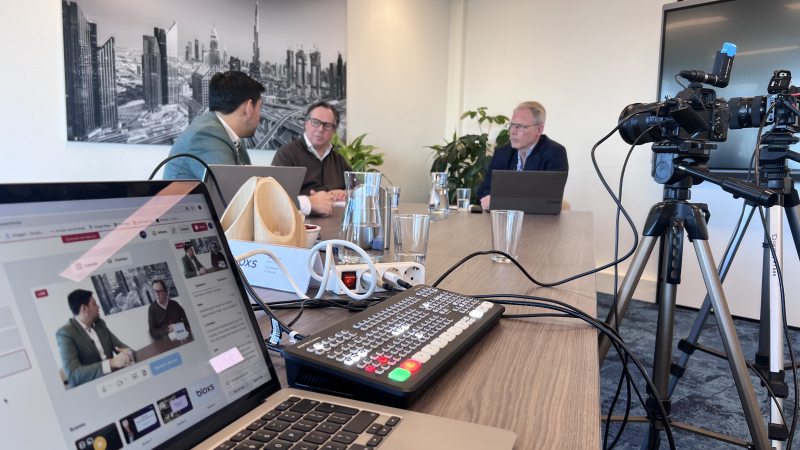 videogesprek opname met laptops en camera op statief.