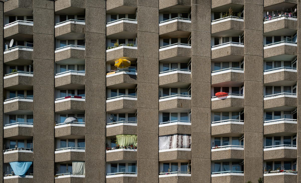 flatgebouw met balkons en kleurrijke parasols